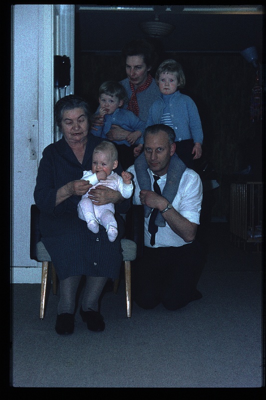 10.Delft feb 1966 Omi,Papa,Mama,Brigitte,Marion,Peter.JPG